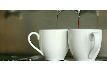 kaffemaskine brygger frisk kaffe i to kopper