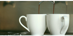kaffemaskine brygger frisk kaffe i to kopper