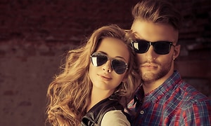 Kvinde og mand med solbriller