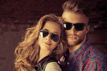 Kvinde og mand med solbriller