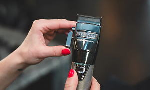 Frisør med en babyliss hårklipper