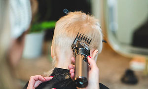 Babyliss hårklipper i håret på en ung dreng