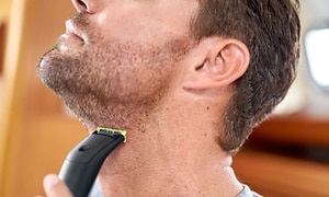 Mand der bruger Philips OneBlade Pro på halsen