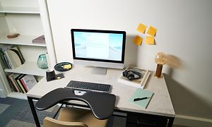 Bord med computer skærm med Contour keyboard og rollermouse foran