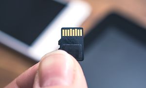Nærbillede af fingre, der holder et MicroSD hukommelseskort