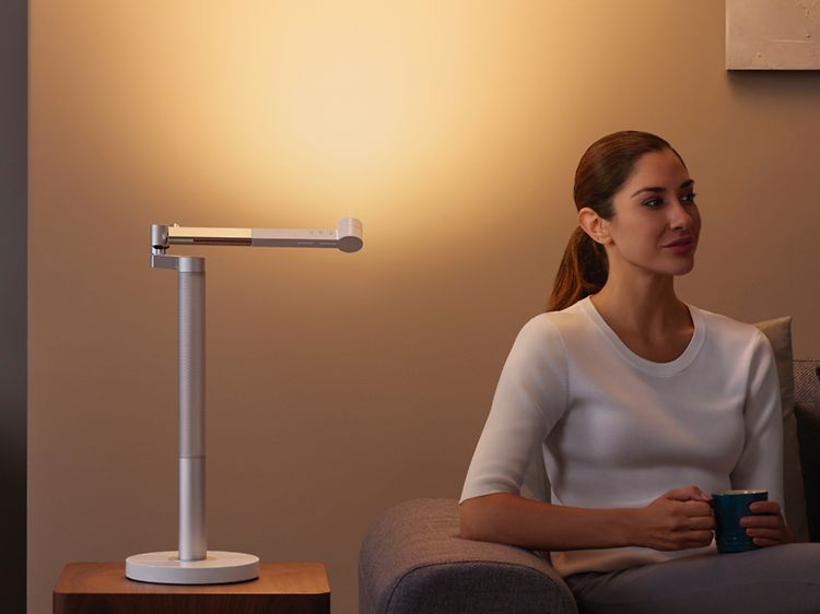 Dyson Lightcycle skrivebordslampe, der lyser en væg op