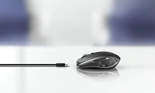 Logitech MX Anywhere mus med et løst opladerkabel foran en mørk, slørret baggrund