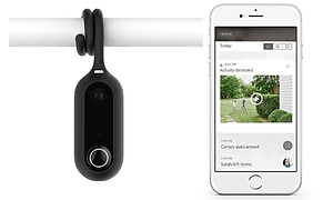Smart sikkerhedskamera, som hænger i en bøjle og en mobil med en app åben