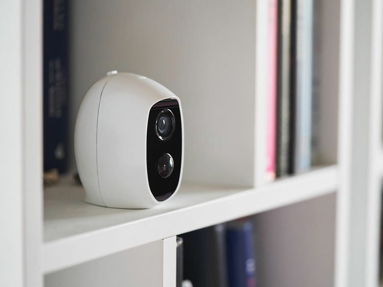 Smart home sikkerhedskamera på bogreol