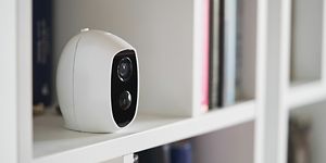 Smart home sikkerhedskamera på bogreol