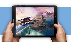 Person spiller et actionspil på en tablet