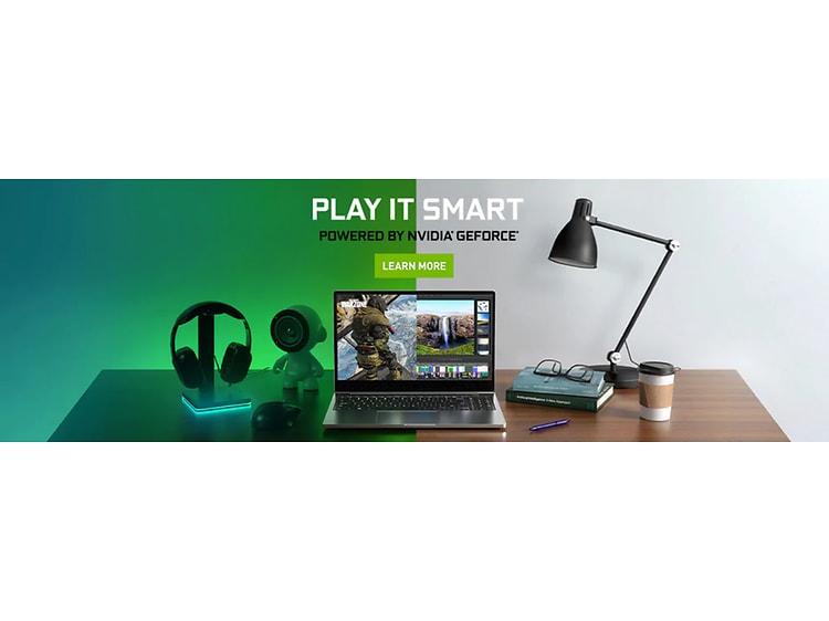 Billede: Skrivebord med NVIDIA GeForce bærbar samt diverse ting og sager. Tekst: "Play it smart, powered by NVIDIA GeForce"