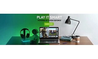 Billede: Skrivebord med NVIDIA GeForce bærbar samt diverse ting og sager. Tekst: "Play it smart, powered by NVIDIA GeForce"