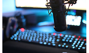 Studio med mikrofon og masser af lysende knapper