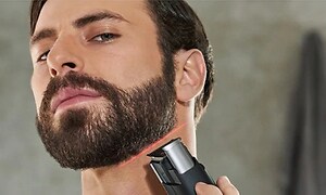 mand trimmer sin skæglinje ved halsen