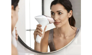 kvinde der bruger Philips Lumea Prestige i ansigtet