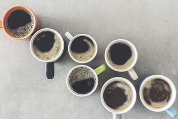 billede ovenfra af syv kaffekrus