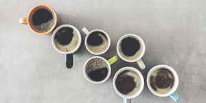 billede ovenfra af syv kaffekrus