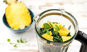 Blender med ananas og grønt i