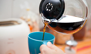 Kaffe der bliver hældt op i krus