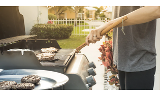 Person der griller på gasgrill