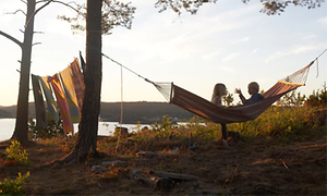 To børn i en hængekøje i sommervarmen