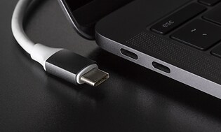 Et USB-kabel ved siden af bærbar pc