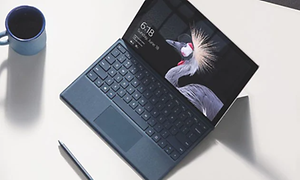 2-i-1 laptop på bord