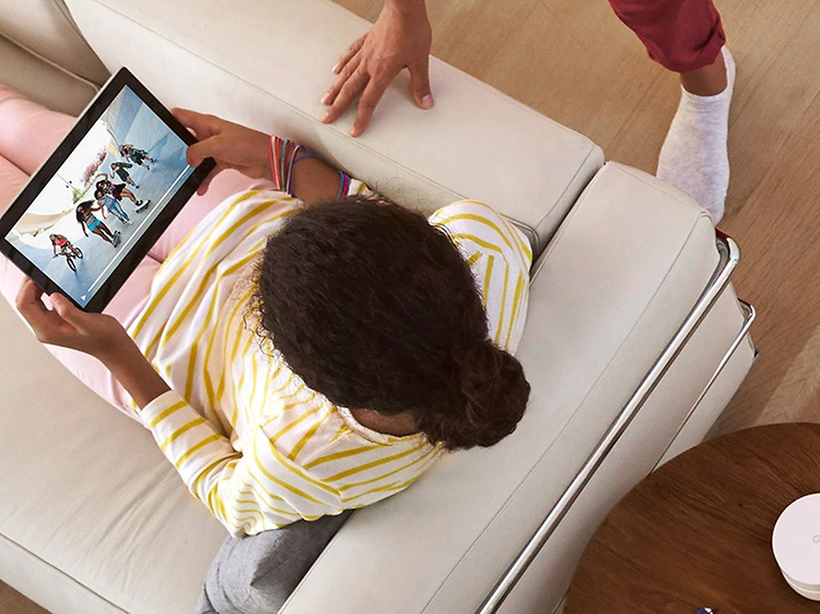 Pige ser videoer på sin tablet