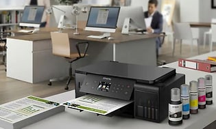 Printer med blæktank i et åbent kontorlandskab