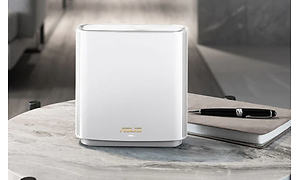 Hvid Asus AiMesh enhed foran notesbog og pen