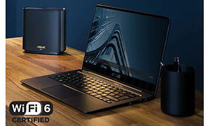 En sort Asus bærbar på træskrivebord med wi-fi 6 logoet