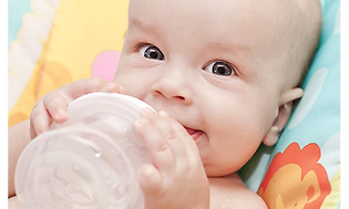 Baby der drikker i sengen