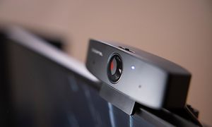 Konftel Cam10 sidder på en skærm