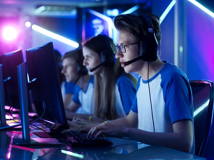 E-sporthold, der spiller på en gamingevent