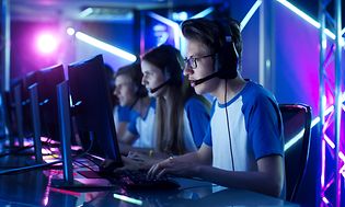 E-sporthold, der spiller på en gamingevent