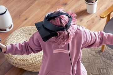 Kvinde der spiller Virtual Reality i hendes stue