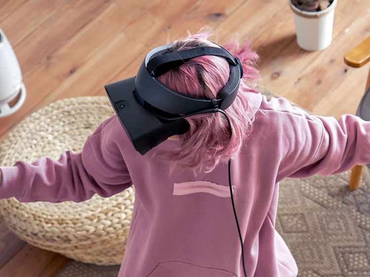 Kvinde der spiller Virtual Reality i hendes stue