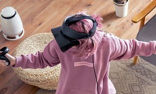 Kvinde der spiller Virtual Reality i hendes stue