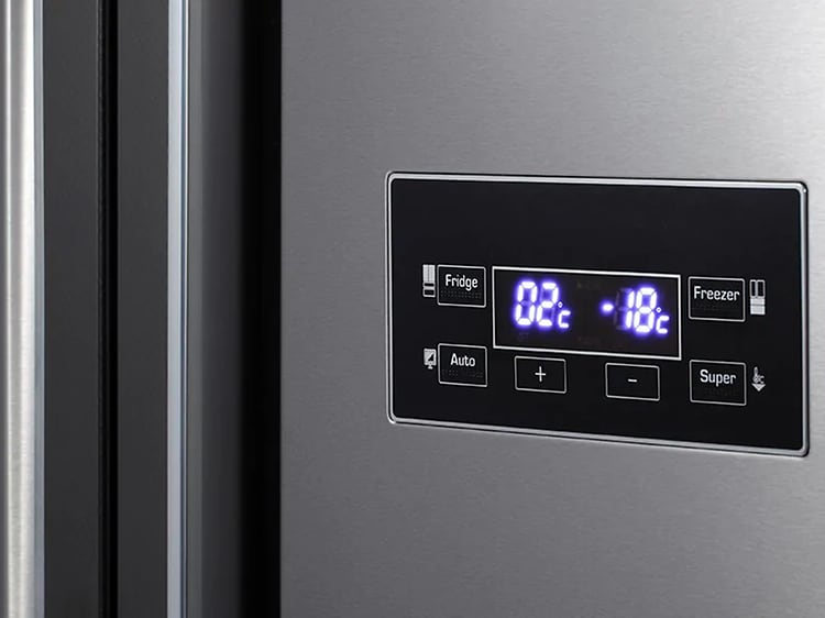 digitalt display på køleskabet, der viser temperaturen