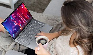 Kvinde med Lenovo Yoga 7i
