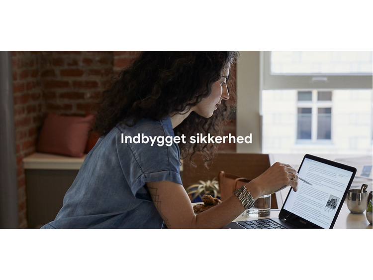 Ung kvinde bruger Chromebook til sine studier - "Indbygget sikkerhed"