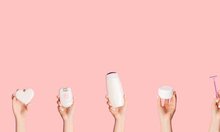 Hænder, der holder forskellige hårfjerningsprodukter som epilator, barbermaskine og ipl