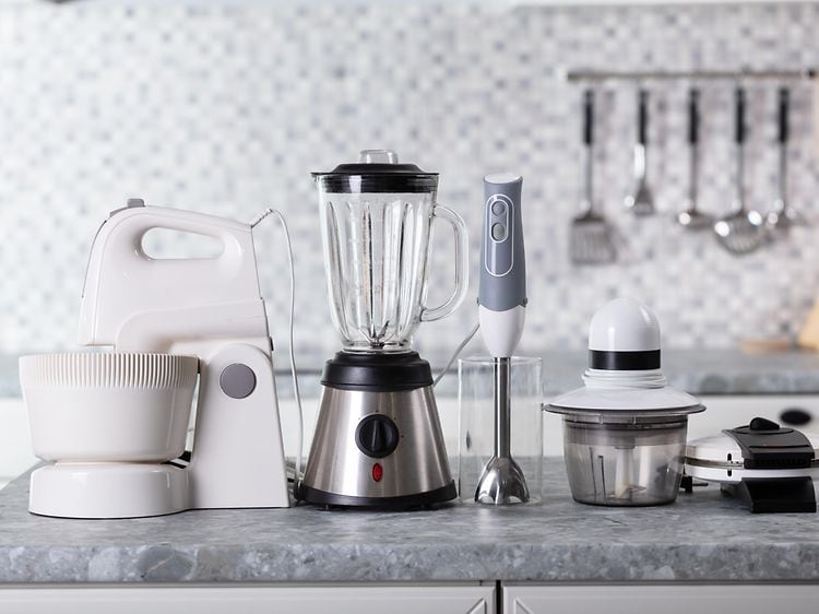 Forskelligt køkkenudstyr, som køkkenmaskine, blender, stavblender, minihakker og toaster