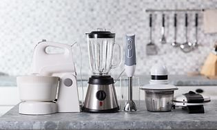 Forskelligt køkkenudstyr, som køkkenmaskine, blender, stavblender, minihakker og toaster