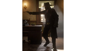 Red Dead Redemption 2 - en mand, der holder en pistol inde på et kontor