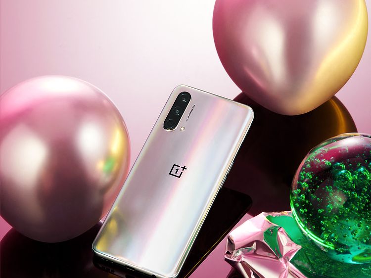 OnePlus Nord CE 5G i en perlemorslignende farve