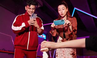 OnePlus Nord CE 5G-telefoner tager billeder om aftenen