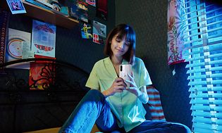 OnePlus Nord CE 5G i hånden på kvinde