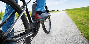 Person på en elcykel ude på landet.